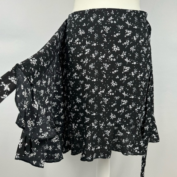 True Wrap Mini Skirt Ruffle Hem Lightweight Black White Ditsy Floral Print Small - Picture 8 of 11